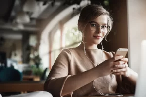 Ragazza che usa il cellulare
